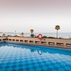 Piscina exterior Hotel ILUNION Fuengirola Piscina exterior Hotel ILUNION Fuengirola