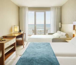 Habitación triple vista mar Hotel ILUNION Fuengirola Habitación triple vista mar Hotel ILUNION Fuengirola