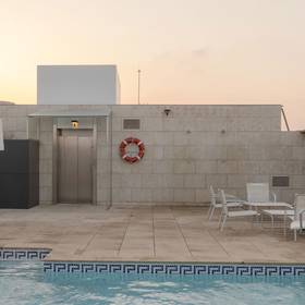 Solarium piscina Hotel ILUNION Barcelona Solarium piscina Hotel ILUNION Barcelona