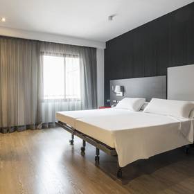 Habtiación accesible ilunion suites madrid Hotel ILUNION Suites Madrid