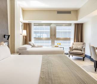 Habitación triple Hotel ILUNION Málaga Habitación triple Hotel ILUNION Málaga