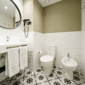 Baño Hotel ILUNION Bilbao Baño Hotel ILUNION Bilbao