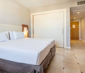 Habitación accesible Hotel ILUNION Fuengirola Habitación accesible Hotel ILUNION Fuengirola