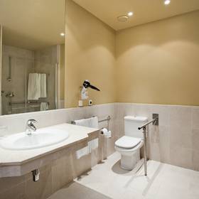 Baño Hotel ILUNION Fuengirola Baño Hotel ILUNION Fuengirola