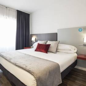Habitación ilunion suites madrid Hotel ILUNION Suites Madrid