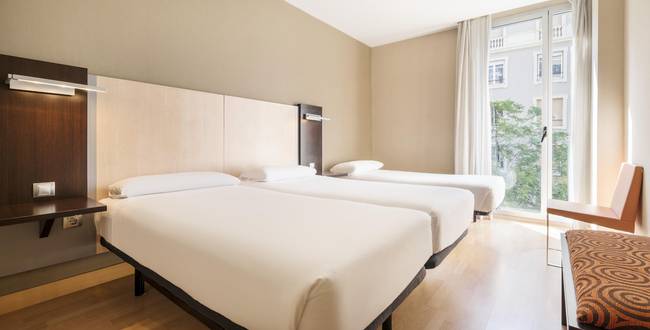 HABITACIÓN TRIPLE ILUNION AUDITORI HABITACIÓN TRIPLE ILUNION AUDITORI