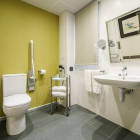 Baño Hotel ILUNION Bilbao Baño Hotel ILUNION Bilbao