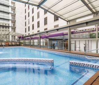 Piscina exterior e interior Hotel ILUNION Málaga Piscina exterior e interior Hotel ILUNION Málaga
