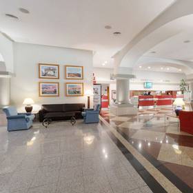 Lobby Hotel ILUNION Les Corts – Spa Barcelona Lobby Hotel ILUNION Les Corts – Spa Barcelona