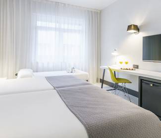 Habitación triple Hotel ILUNION Bilbao Habitación triple Hotel ILUNION Bilbao