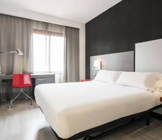 Habitación doble estándar Hotel ILUNION Suites Madrid