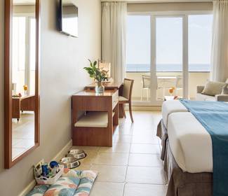 Habitación vista mar pet friendly Hotel ILUNION Fuengirola Habitación vista mar pet friendly Hotel ILUNION Fuengirola