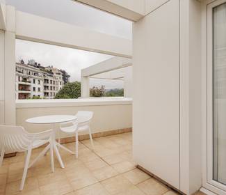 Habitación triple con terraza ( 2 adultos + 1 niño) Hotel ILUNION San Sebastián