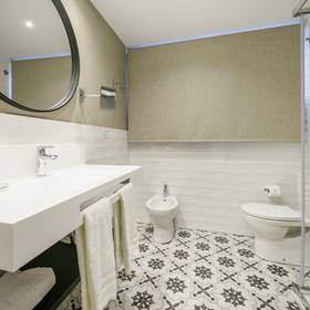 Baño Hotel ILUNION Bilbao Baño Hotel ILUNION Bilbao