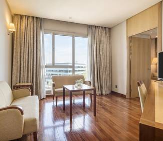 Habitación con salón Hotel ILUNION Alcalá Norte Madrid Habitación con salón Hotel ILUNION Alcalá Norte Madrid