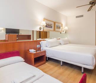 Habitación triple Hotel ILUNION Les Corts – Spa Barcelona Habitación triple Hotel ILUNION Les Corts – Spa Barcelona
