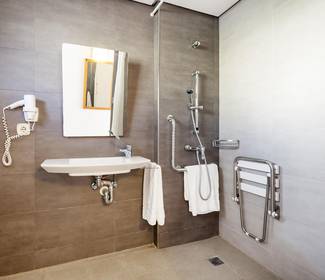 Habitación accesible Hotel ILUNION Menorca Cala Galdana