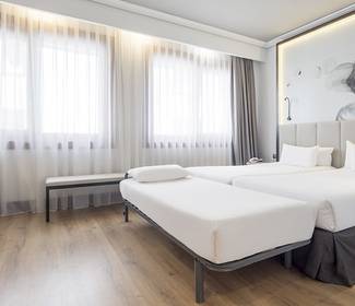 Habitación triple premium Hotel ILUNION Bilbao Habitación triple premium Hotel ILUNION Bilbao