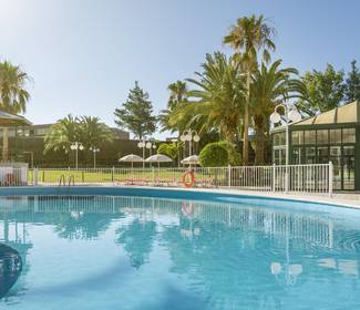 Piscina-solarium Hotel Ilunion Las Lomas Mérida Piscina-solarium Hotel Ilunion Las Lomas Mérida