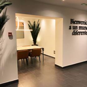 Recepción hotel ilunion almirante barcelona Recepción hotel ilunion almirante barcelona