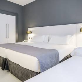 Habitación triple Hotel ILUNION Bilbao Habitación triple Hotel ILUNION Bilbao