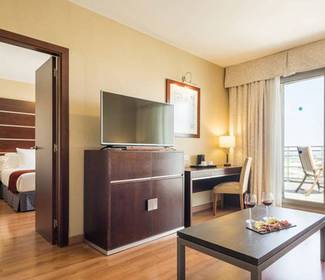 Junior suite vista puerto Hotel ILUNION Málaga