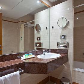 Baño Hotel ILUNION Les Corts – Spa Barcelona Baño Hotel ILUNION Les Corts – Spa Barcelona