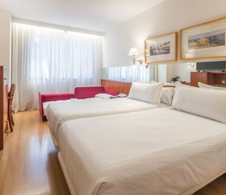 Habitación triple Hotel ILUNION Les Corts – Spa Barcelona Habitación triple Hotel ILUNION Les Corts – Spa Barcelona
