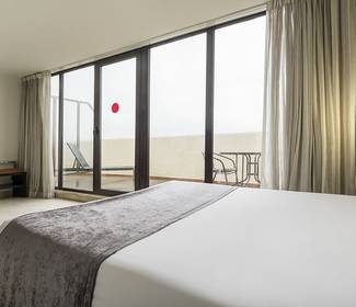 Doble superior con terraza hotel ilunion almirante barcelona Doble superior con terraza hotel ilunion almirante barcelona