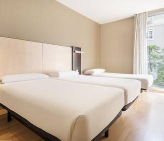 Habitación triple Hotel ILUNION Auditori Barcelona