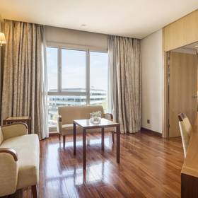 Habitación con salón Hotel ILUNION Alcalá Norte Madrid Habitación con salón Hotel ILUNION Alcalá Norte Madrid