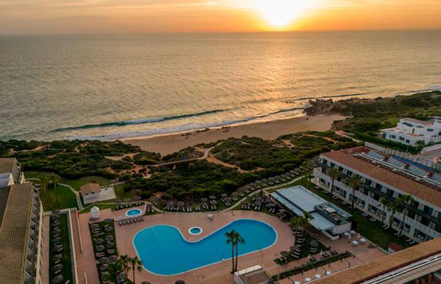 Disfruta del verano a lo grande. Hotel ILUNION Calas de Conil Conil de la Frontera