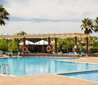 Piscina Hotel ILUNION Golf Badajoz Piscina Hotel ILUNION Golf Badajoz