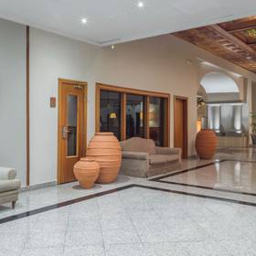 Sala de estar Hotel ILUNION Les Corts – Spa Barcelona Sala de estar Hotel ILUNION Les Corts – Spa Barcelona
