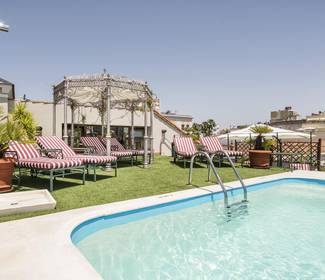Piscina-solarium Hotel ILUNION Mérida Palace Piscina-solarium Hotel ILUNION Mérida Palace