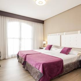 Habitación triple ilunion golf badajoz Hotel ILUNION Golf Badajoz Habitación triple ilunion golf badajoz Hotel ILUNION Golf Badajoz