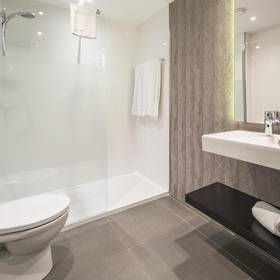 Baño habitación doble ilunion bel art Hotel ILUNION Bel Art Barcelona Baño habitación doble ilunion bel art Hotel ILUNION Bel Art Barcelona