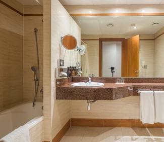 Habitación triple Hotel ILUNION Les Corts – Spa Barcelona Habitación triple Hotel ILUNION Les Corts – Spa Barcelona