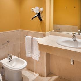 Baño Hotel ILUNION Fuengirola Baño Hotel ILUNION Fuengirola
