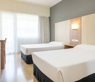 Habitación cuádruple Hotel ILUNION Romareda Zaragoza Habitación cuádruple Hotel ILUNION Romareda Zaragoza
