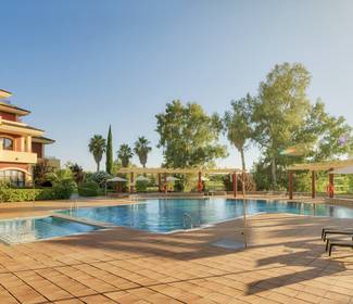 Piscina Hotel ILUNION Golf Badajoz Piscina Hotel ILUNION Golf Badajoz