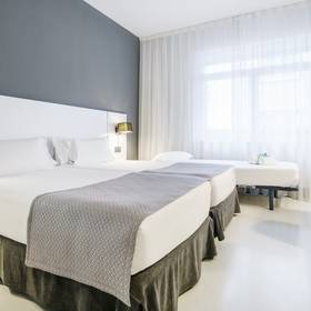 Habitación triple Hotel ILUNION Bilbao Habitación triple Hotel ILUNION Bilbao