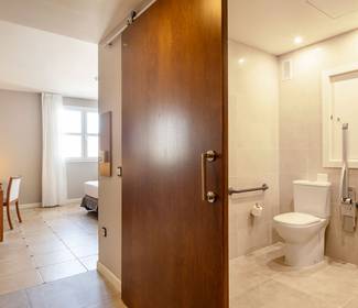 Habitación accesible Hotel ILUNION Fuengirola Habitación accesible Hotel ILUNION Fuengirola