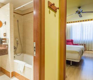 Habitación superior Hotel ILUNION Les Corts – Spa Barcelona Habitación superior Hotel ILUNION Les Corts – Spa Barcelona