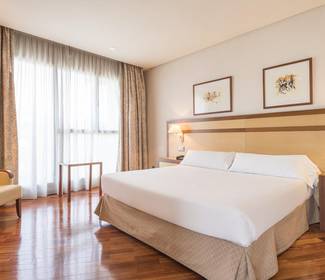 Habitación con salón Hotel ILUNION Alcalá Norte Madrid Habitación con salón Hotel ILUNION Alcalá Norte Madrid