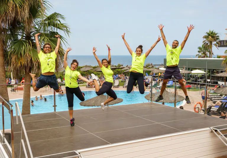 el equipo de animadores salta feliz 