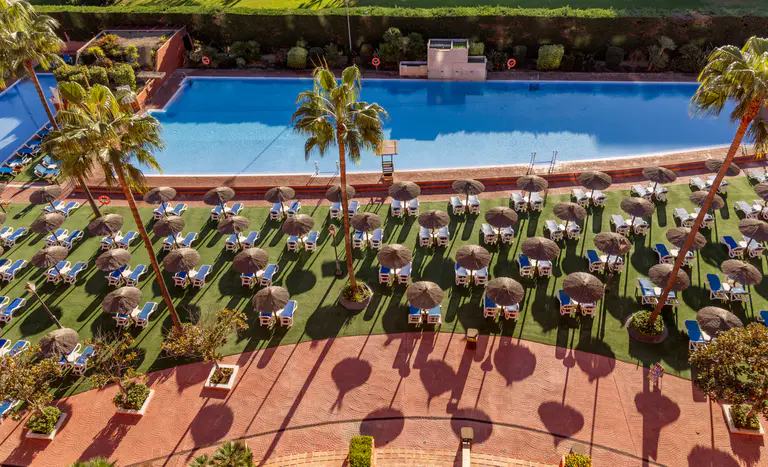 gran piscina exterior