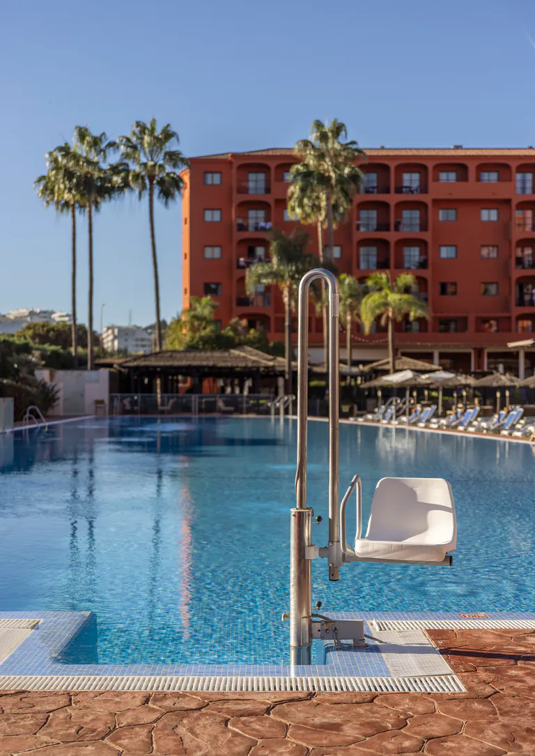 gran piscina exterior